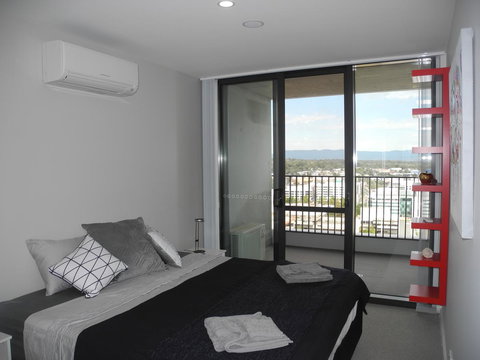 3BR Executive Apartment With Lake And Mountain Views - Accommodation Noosa 2