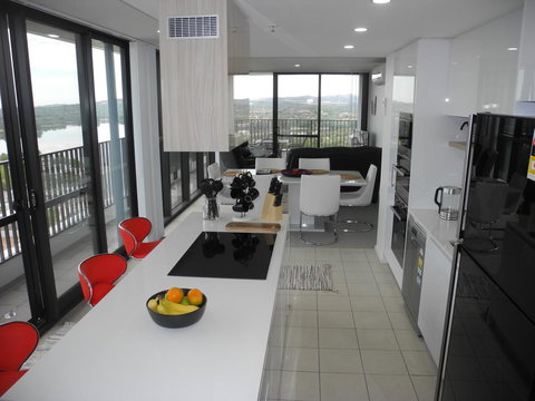 3BR Executive Apartment With Lake And Mountain Views - Accommodation Noosa 9