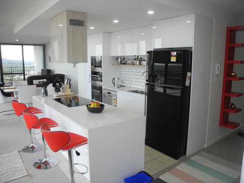 3BR Executive Apartment With Lake And Mountain Views - Accommodation Noosa 7