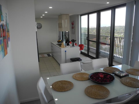 3BR Executive Apartment With Lake And Mountain Views - Accommodation Noosa 17