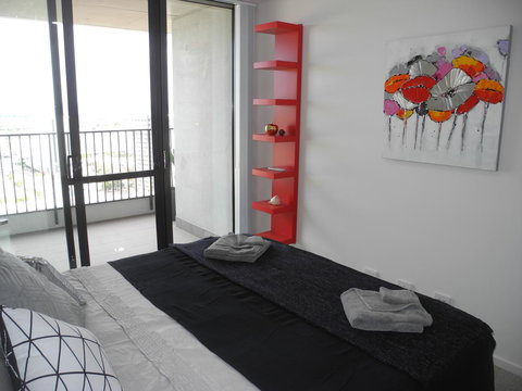 3BR Executive Apartment With Lake And Mountain Views - Accommodation Noosa 3