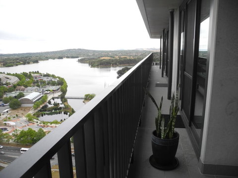 3BR Executive Apartment With Lake And Mountain Views - Accommodation Noosa 11