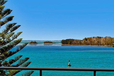 Lakeside Waterfront Apartment The Entrance - Accommodation Noosa 34