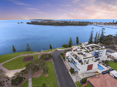 Lakeside Waterfront Apartment The Entrance - Accommodation Noosa 17