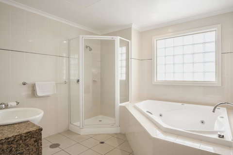 Marina Hotel - Accommodation Noosa 2