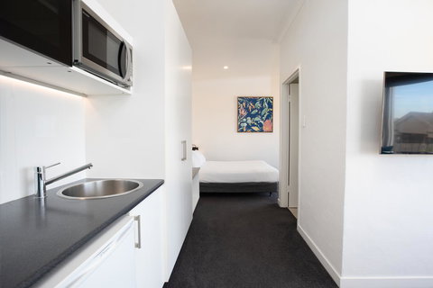Bay 10 - Suites And Apartments - Accommodation Noosa 1