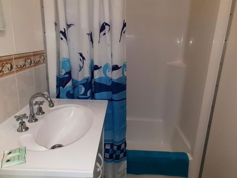 Rocks Retreat Cabin - Dolphin - Accommodation Noosa 9