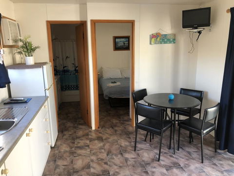 Rocks Retreat Cabin - Dolphin - Accommodation Noosa 4