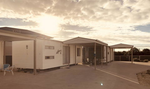 Rocks Retreat Cabin - Dolphin - Accommodation Noosa 2