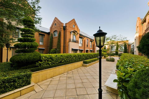 Majestic Old Lion Apartments - Accommodation Noosa 0