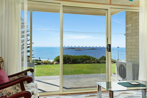 The Dolphins Beachfront Apartments - Accommodation Noosa 6