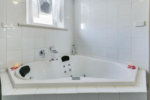 \'THE CHURCH\' Guest Home, Gawler Barossa Region - Accommodation Noosa 6