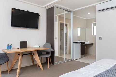 Mick O\'Sheas - Accommodation Noosa 1