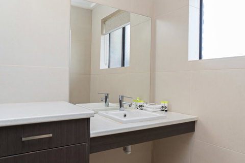 Mick O\'Sheas - Accommodation Noosa 2