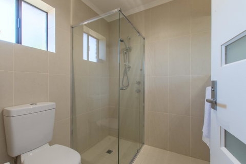 Mick O\'Sheas - Accommodation Noosa 24