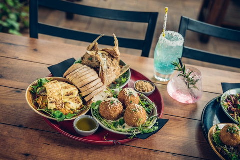 Mick O\'Sheas - Accommodation Noosa 10