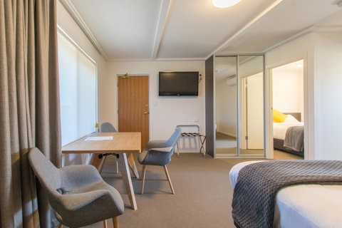 Mick O\'Sheas - Accommodation Noosa 5