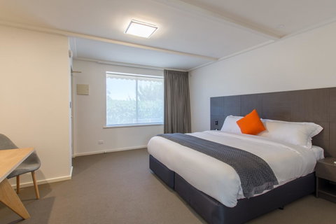 Mick O\'Sheas - Accommodation Noosa 9