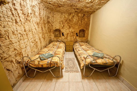 Radeka Downunder Underground Motel - Accommodation Noosa 7