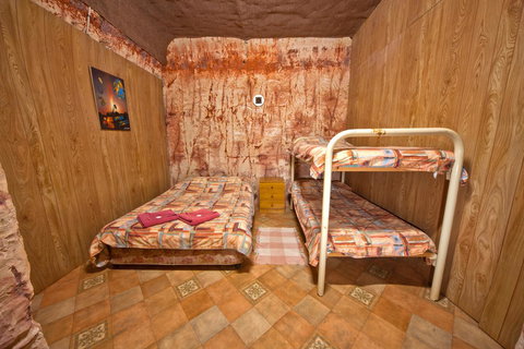 Radeka Downunder Underground Motel - Accommodation Noosa 2