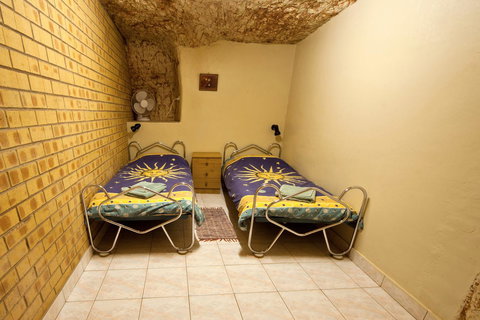 Radeka Downunder Underground Motel - Accommodation Noosa 5