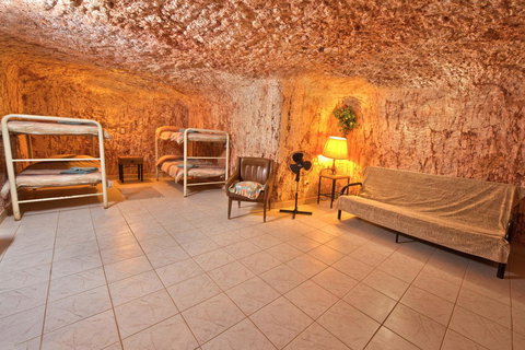 Radeka Downunder Underground Motel - Accommodation Noosa 4