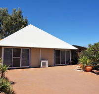 Osprey Holiday Village Unit 110 - Wake up to the birds in your 4 poster bed with a view - Accommodation Noosa