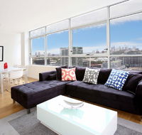 Gadigal Groove - Modern and Bright 3BR Executive Apartment in Zetland with Views - Accommodation Noosa