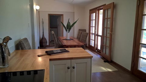 Book Keepers Cottage - Accommodation Noosa 2