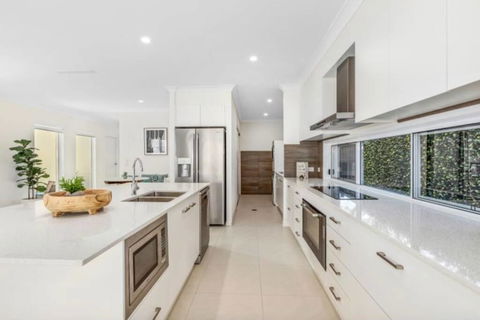 Brand New PRIZE HOME 50m Path To Beach - Accommodation Noosa 1