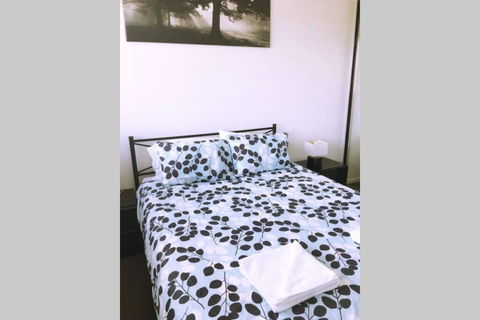 Bright, Modern, Stylish - Top Floor Apt - Woden - Accommodation Noosa 2