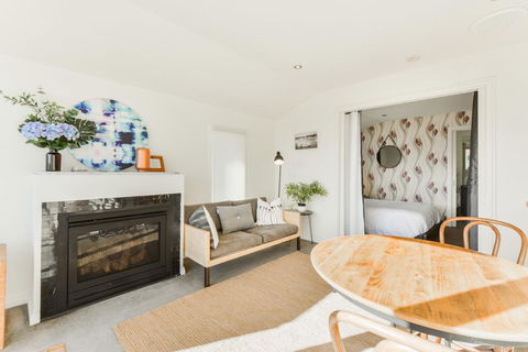 By The Seaside - Accommodation Noosa 2