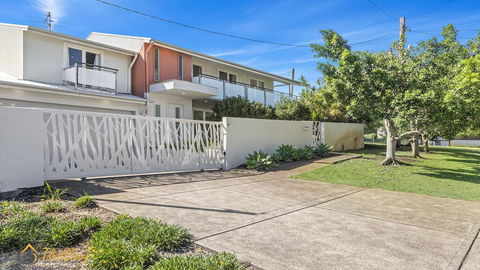 Campbell Cove - 60 Campbell Avenue - Accommodation Noosa 3