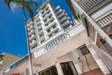 Chic City Apartment With Waterfront Views - Accommodation Noosa 1