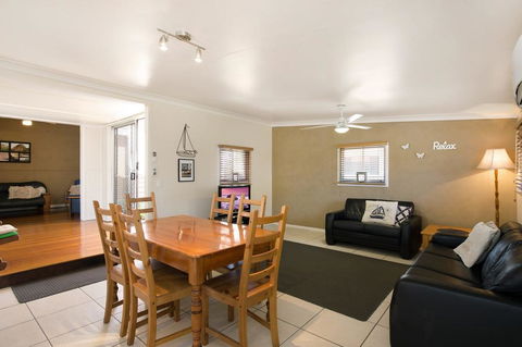 Close To Water, Restaurants And Clubs, Toorbul St, Bongaree - Accommodation Noosa 0