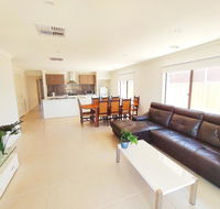 Comfortable 5BR House 6mins to Werribee Station.Great Ocean Road tourist stopover - Accommodation Noosa