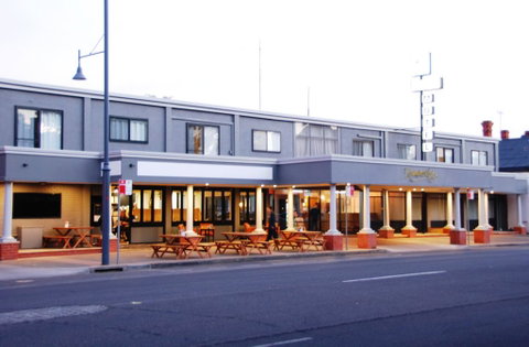 Commodore Motor Inn - Accommodation Noosa 0