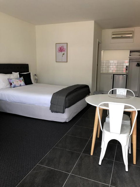 Commodore Motor Inn - Accommodation Noosa 3
