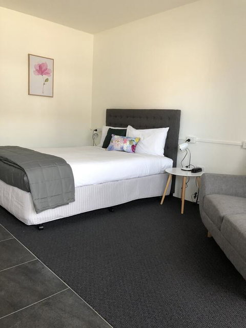 Commodore Motor Inn - Accommodation Noosa 2