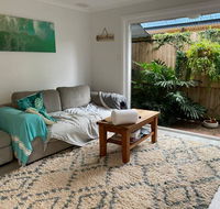 Cosy Backyard Apartment Close To Miami Beach - Accommodation Noosa