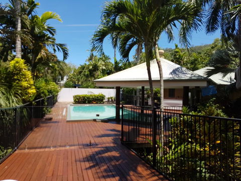 Crazy About Cairns Resort Living - 6 Bedrooms - Accommodation Noosa 1