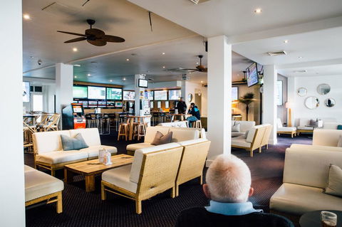 Crossroads Hotel - Accommodation Noosa 2