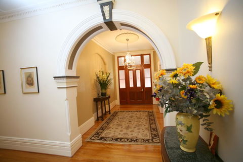 Darcy's Hotel - Accommodation Noosa 0