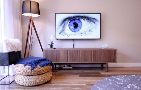 EVOLVE Near Adelaide CBD - Netflix / Wine / Lock Up Garage! - Accommodation Noosa 1