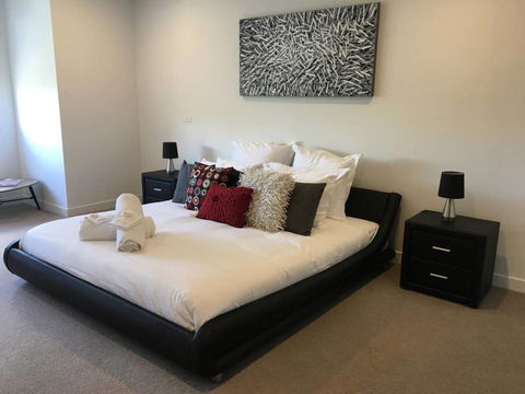 Executive Mansion, Spring Racing, Melbourne Cup - Accommodation Noosa 0