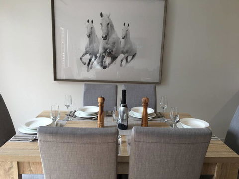 Executive Mansion, Spring Racing, Melbourne Cup - Accommodation Noosa 1