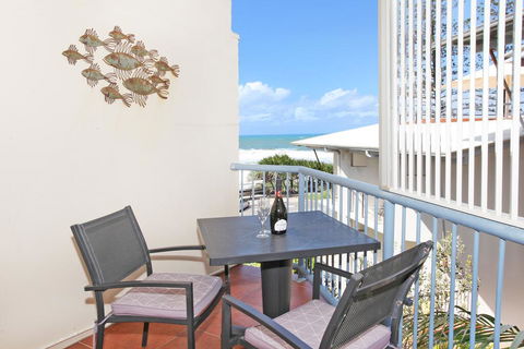 FABULOUS BEACHFRONT POSITION - Accommodation Noosa 1