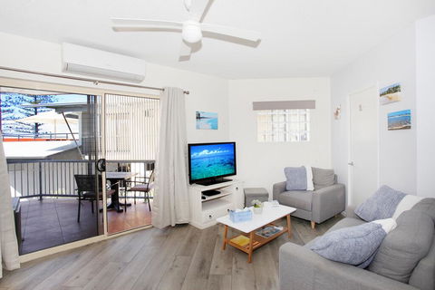 FABULOUS BEACHFRONT POSITION - Accommodation Noosa 2