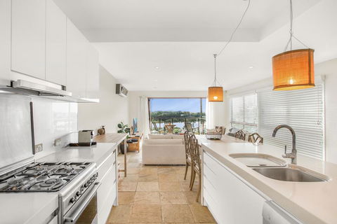 Family House With BBQ Deck, Water View And Parking - Accommodation Noosa 2