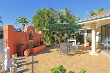 Golden Cane Bed & Breakfast with Accommodation Noosa